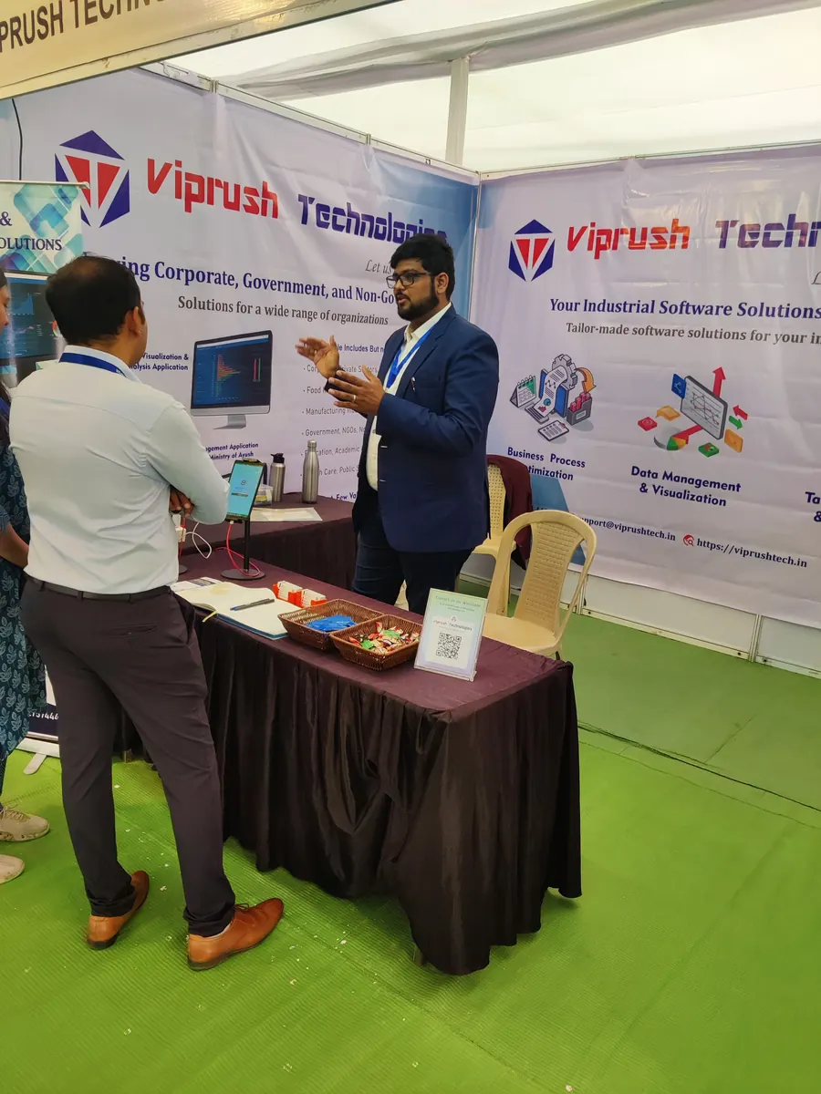 Angad Kulkarni talking with a visitor at the Viprush stall